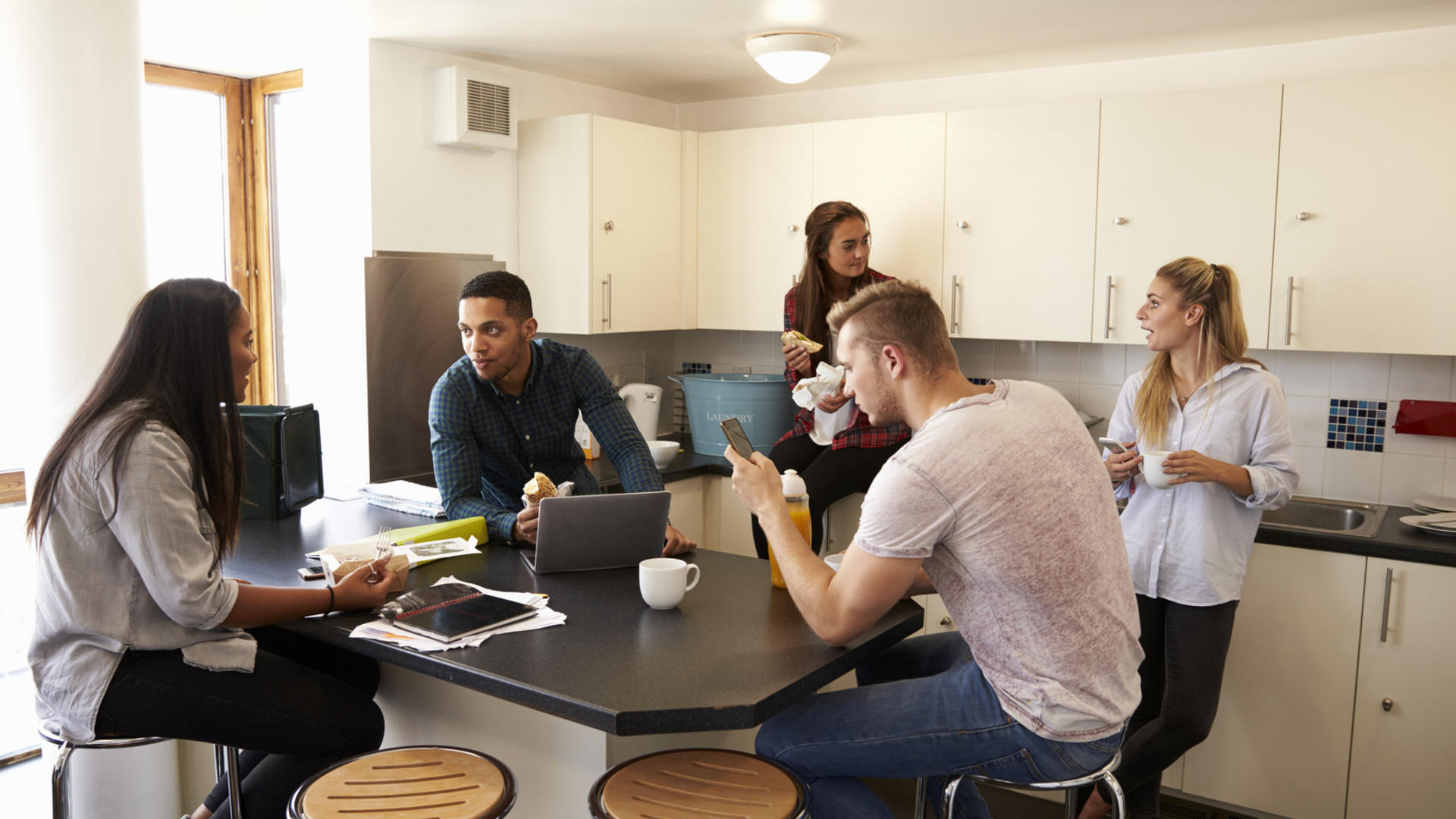 étudiants dans la cuisine partagée d'une résidence universitaire