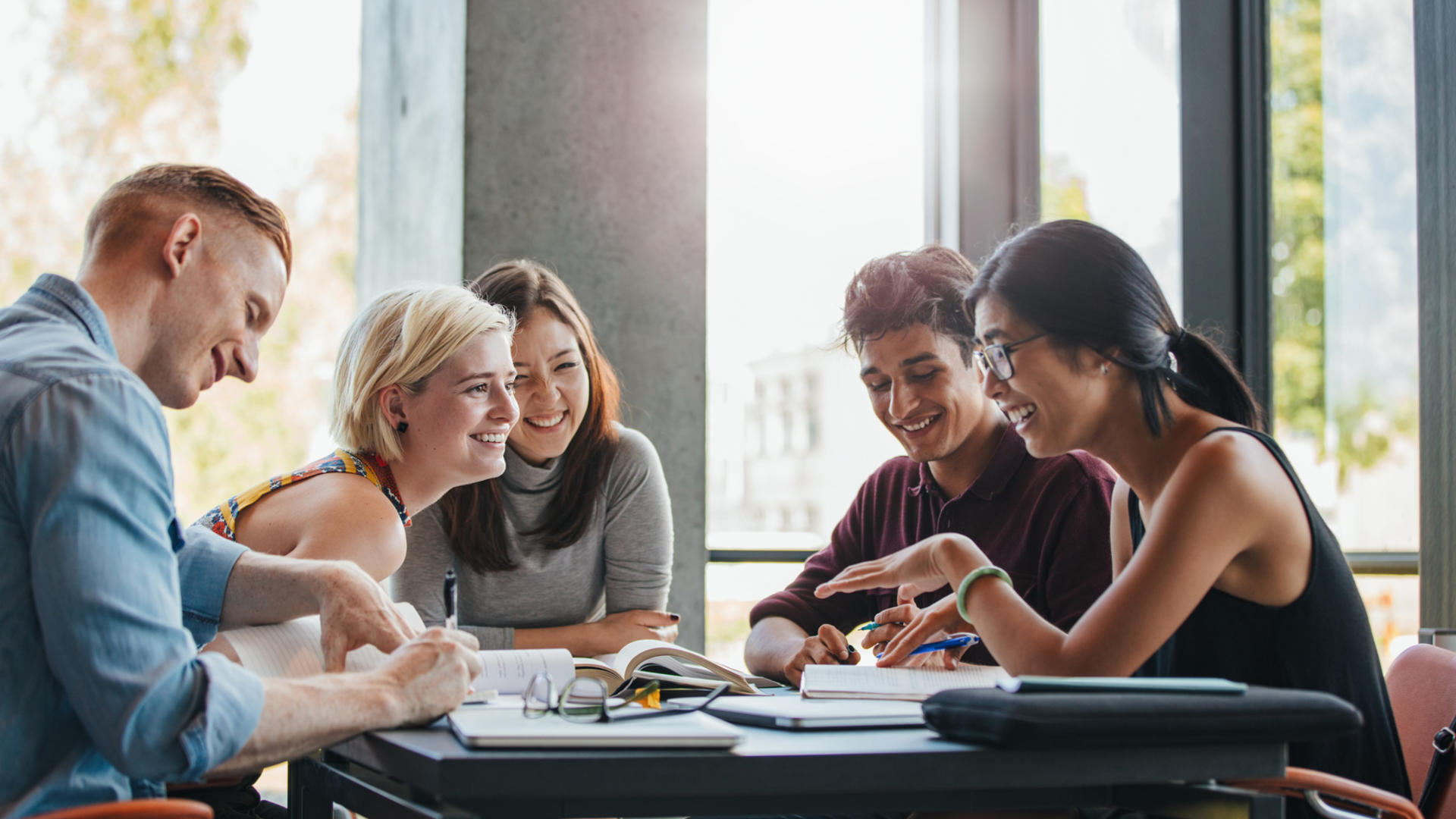 groupe étudiants heureux bibliothèque